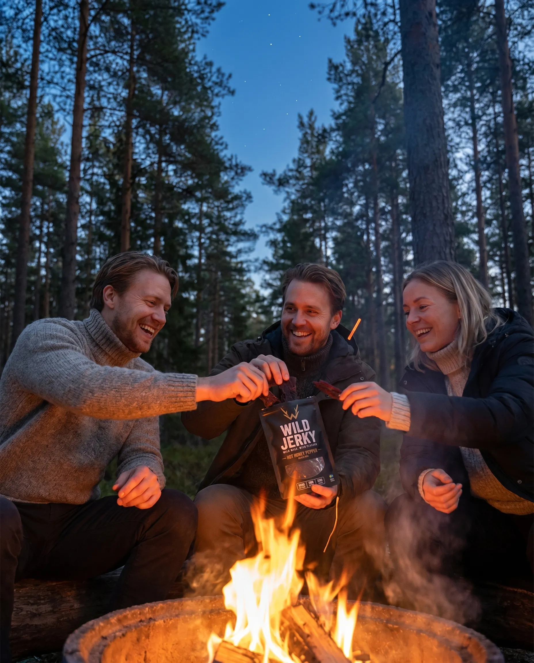 Vänner runt lägereld med Wild Jerky